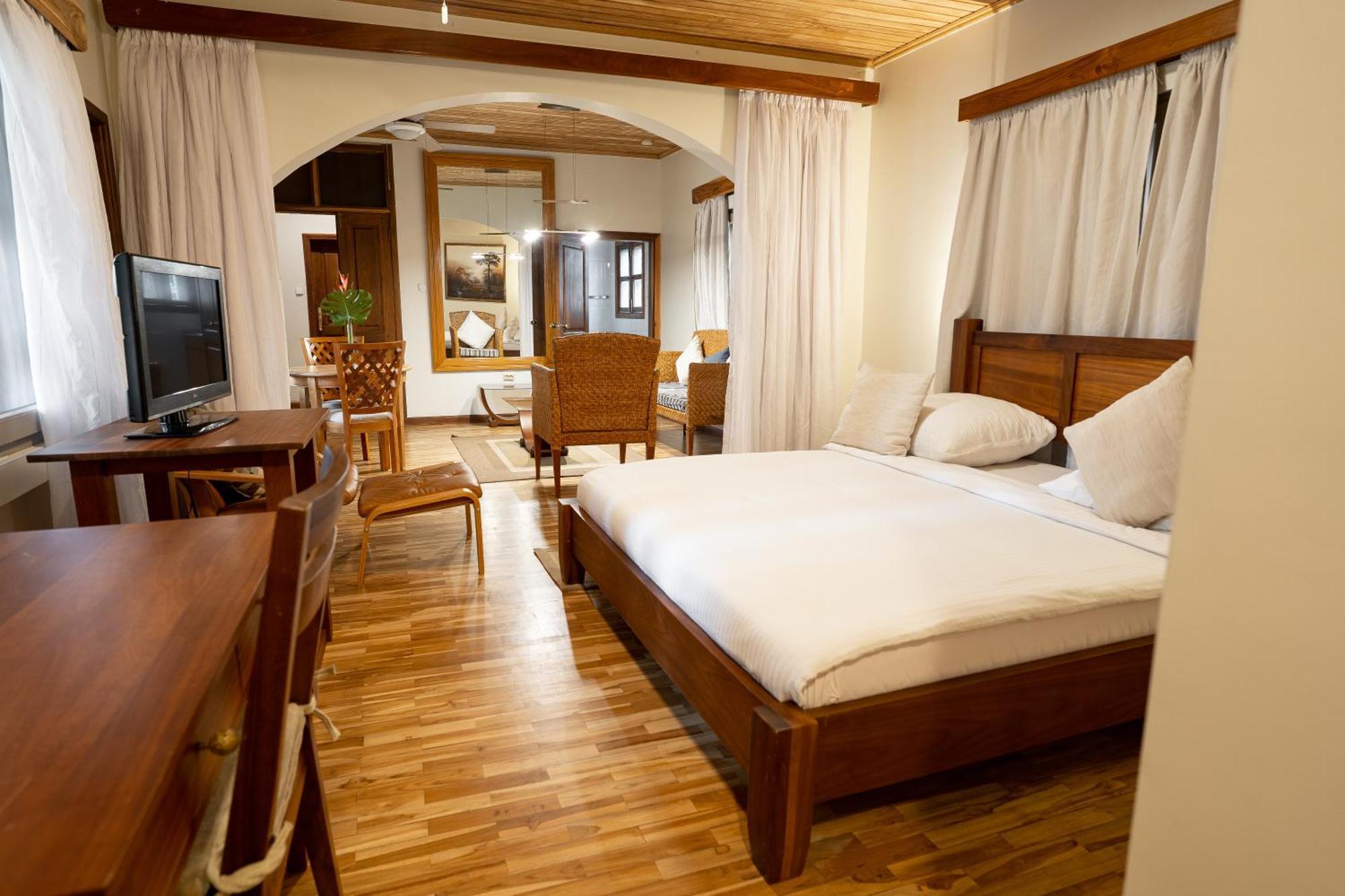Esther'S Hotel Accra Exterior photo