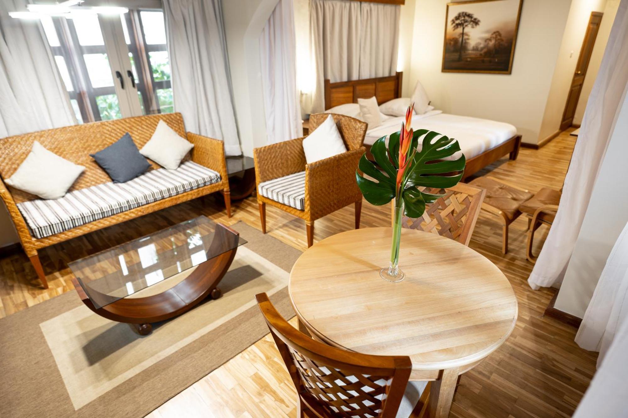 Esther'S Hotel Accra Exterior photo