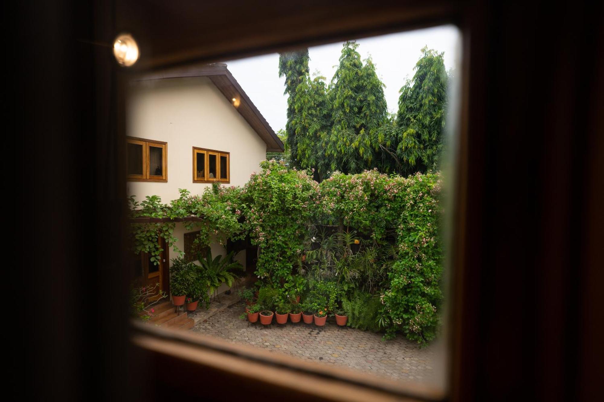 Esther'S Hotel Accra Exterior photo
