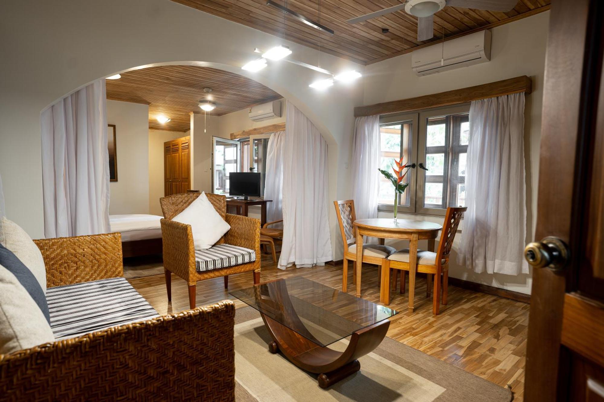 Esther'S Hotel Accra Exterior photo