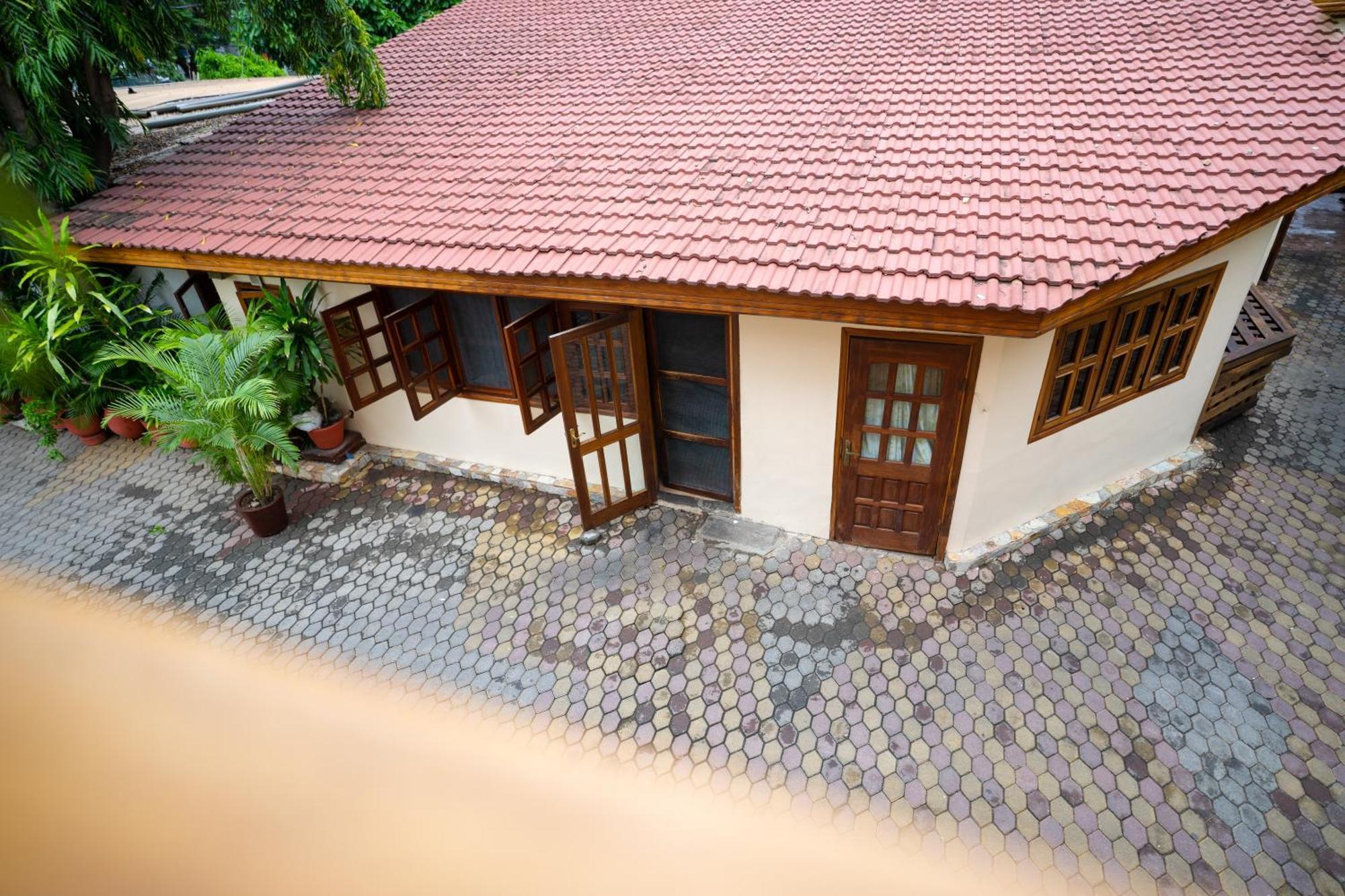 Esther'S Hotel Accra Exterior photo