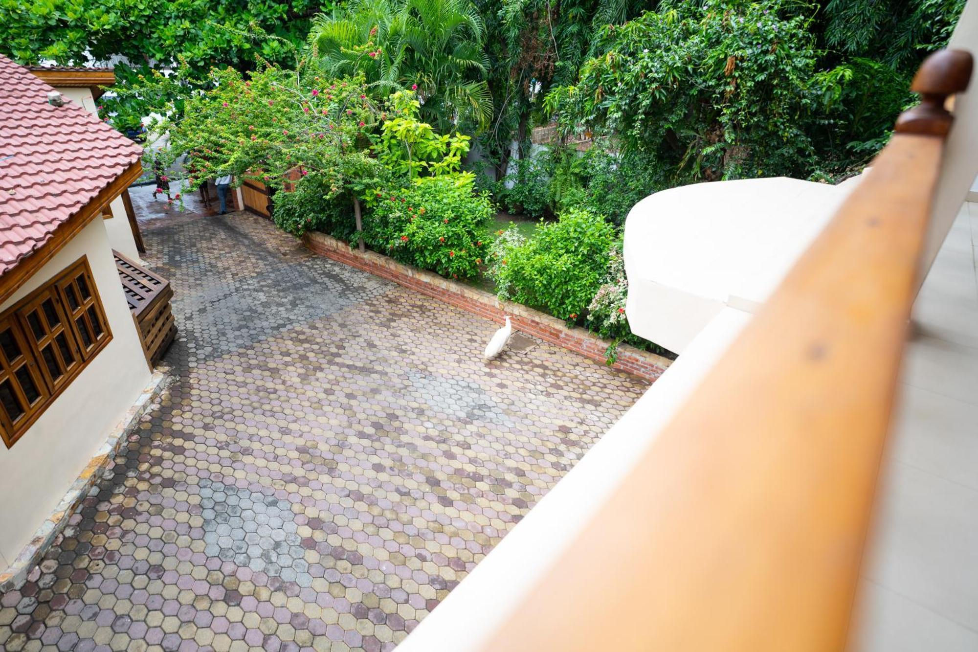 Esther'S Hotel Accra Exterior photo
