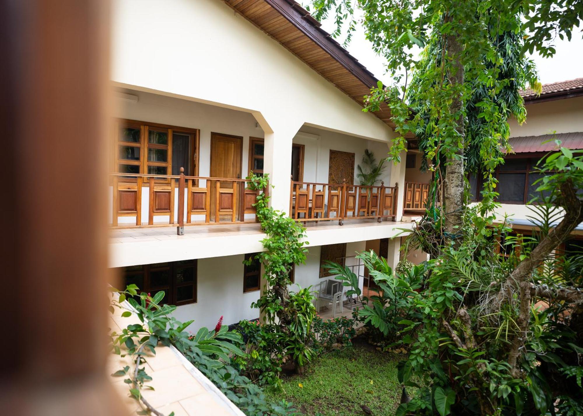 Esther'S Hotel Accra Exterior photo