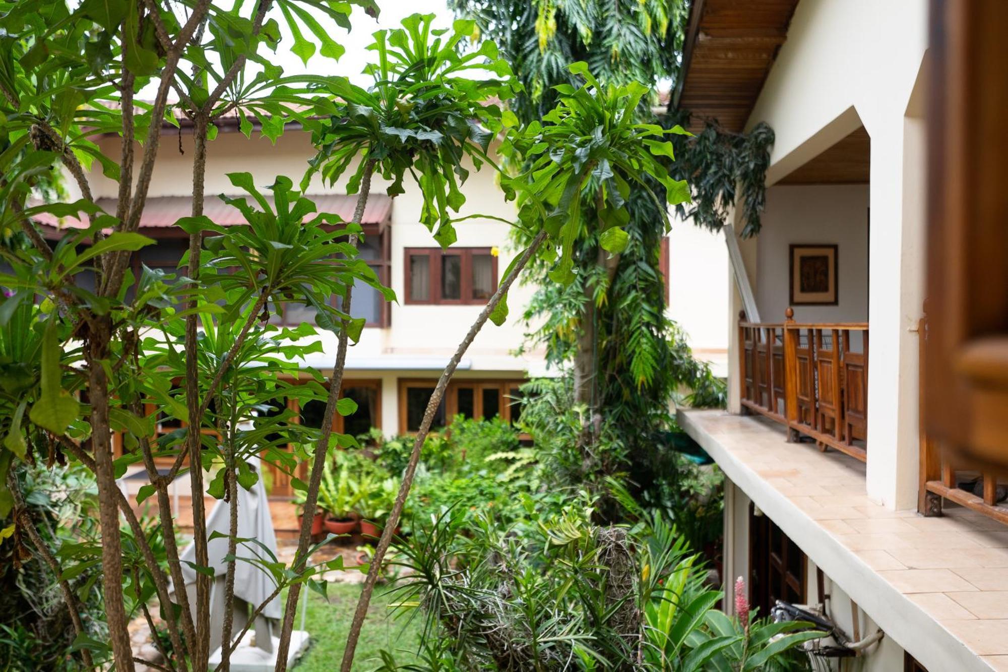 Esther'S Hotel Accra Exterior photo