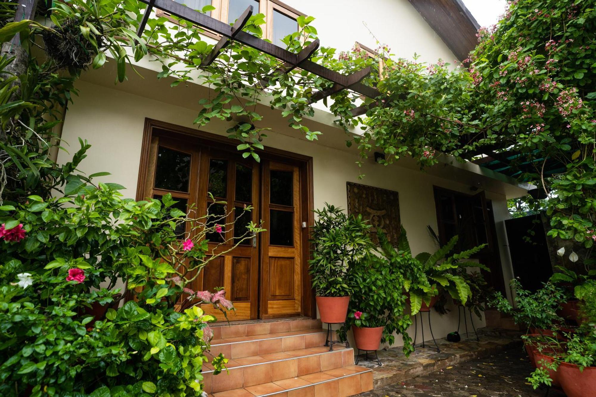 Esther'S Hotel Accra Exterior photo