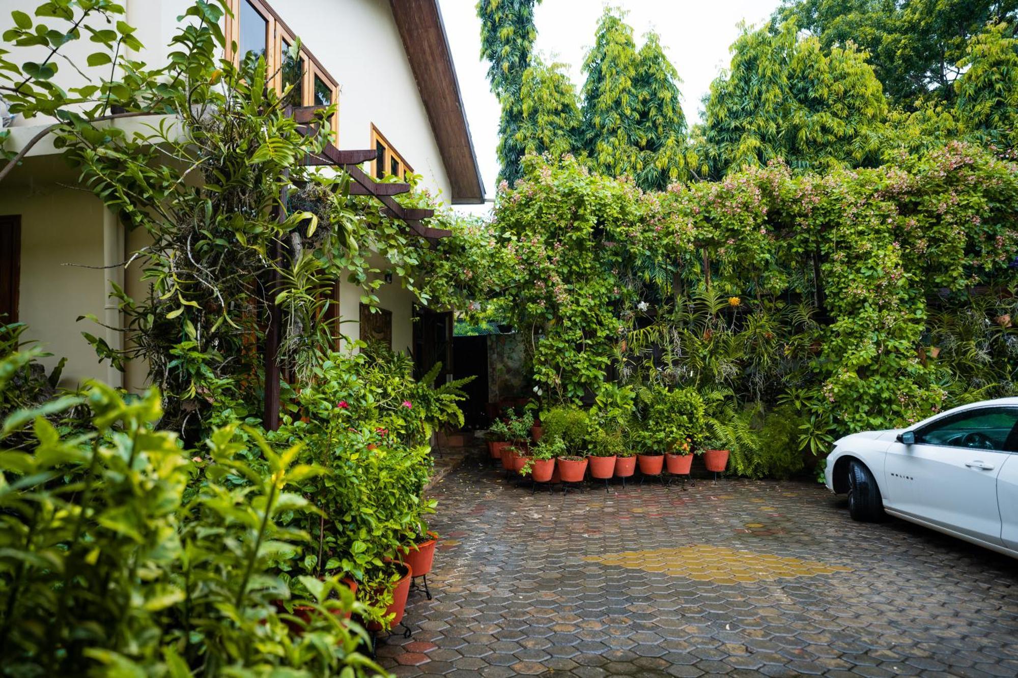 Esther'S Hotel Accra Exterior photo