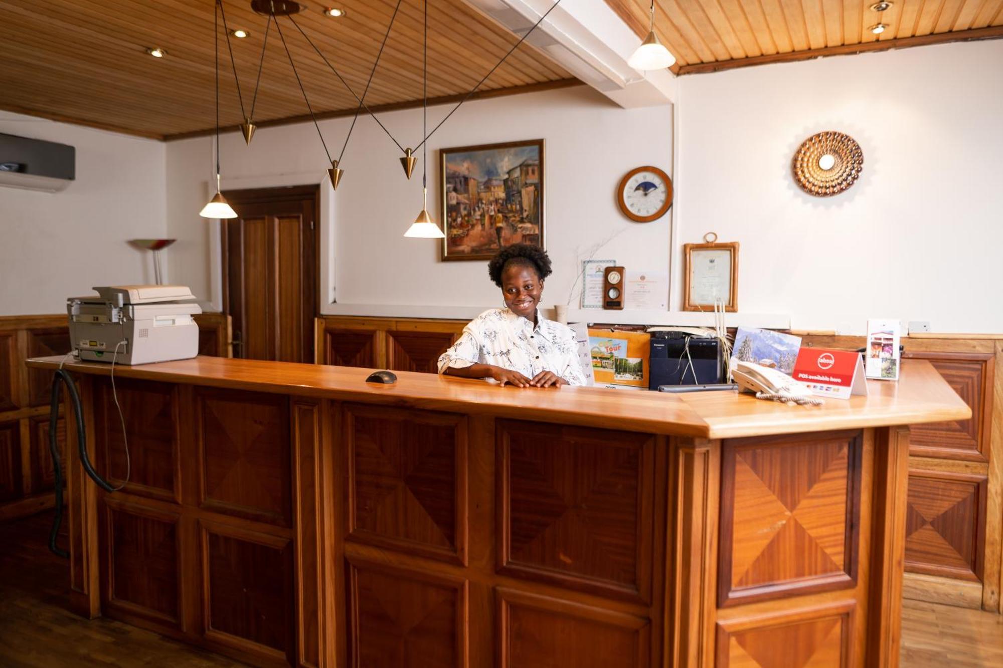 Esther'S Hotel Accra Exterior photo