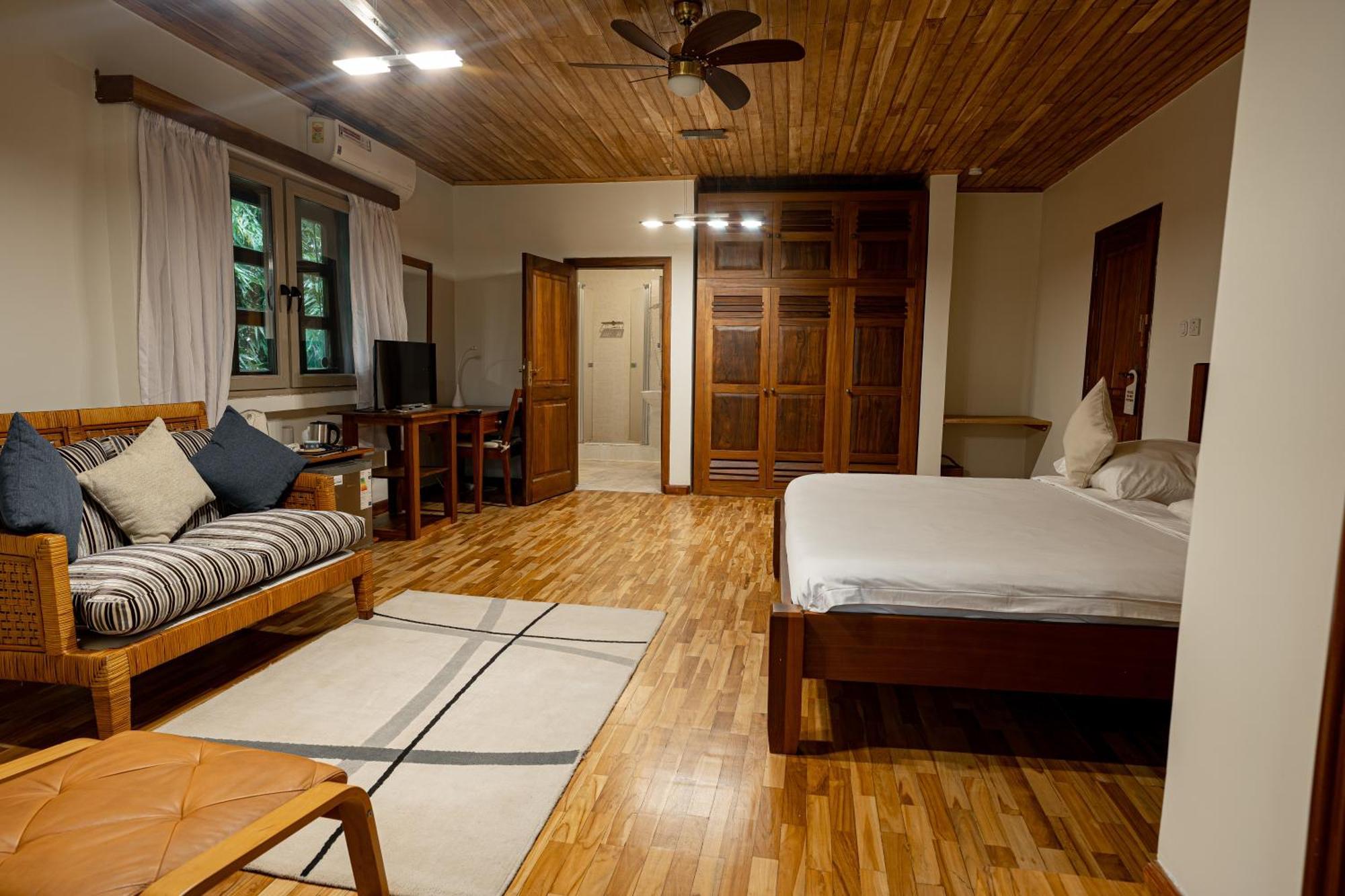 Esther'S Hotel Accra Exterior photo